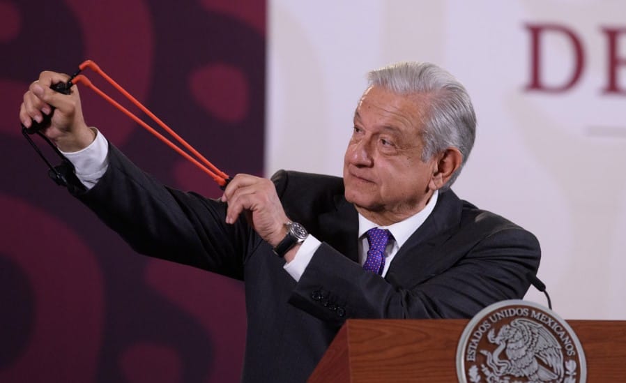 AMLO muestra resortera y balín de jóvenes que derribaron puerta de