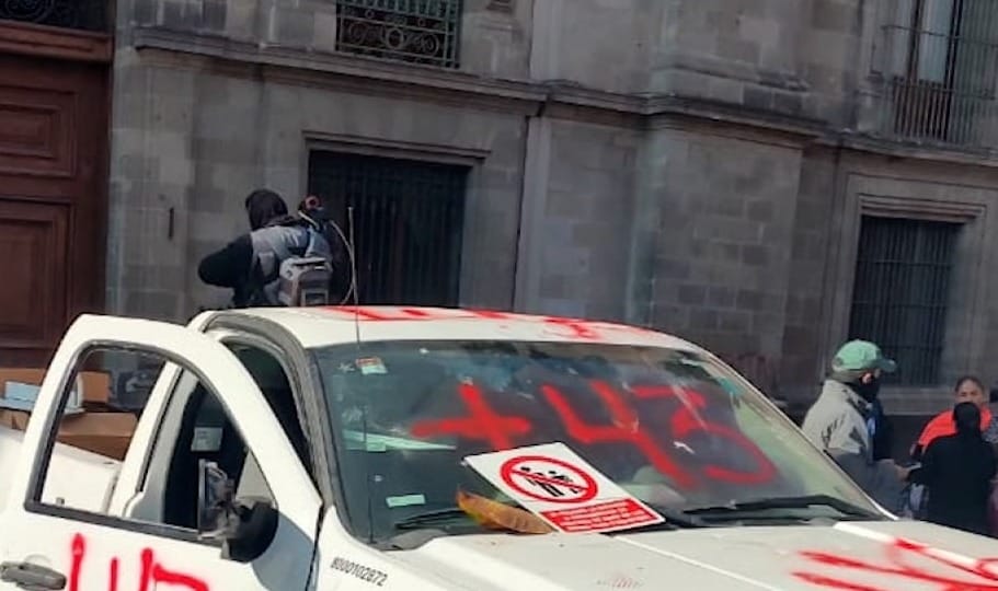 Normalistas Derriban Una Puerta De Palacio Nacional En Plena Ma Anera