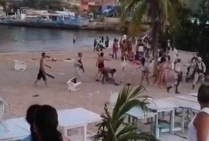 Turistas Y Restauranteros Protagonizan Otra Pelea En Playa Caleta De