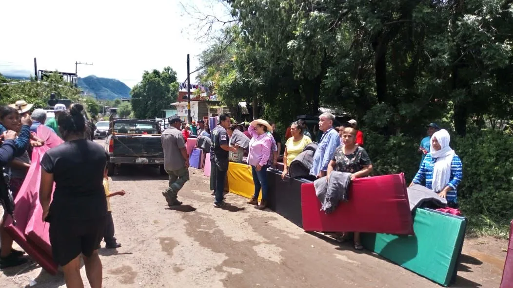 Envía Evelyn ayuda emergente para 60 familias damnificadas por las lluvias en Coyuca de Catalán