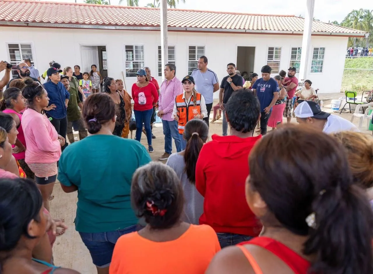 Evelyn Salgado lleva ayuda a familias de localidades de Coyuca de Benítez afectadas por “John”