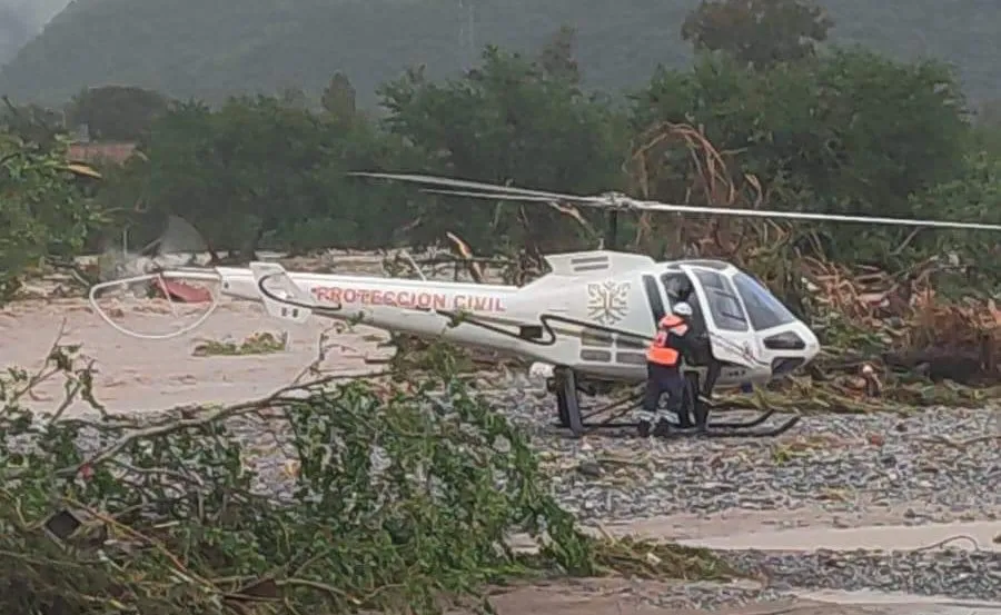 Rescatan por aire a 5 personas atrapadas cerca de río Huacapa en Chilpancingo