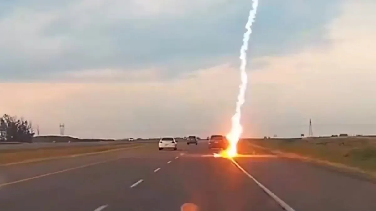 Esto pasó cuando un rayo cayó encima del auto de una familia en plena carretera