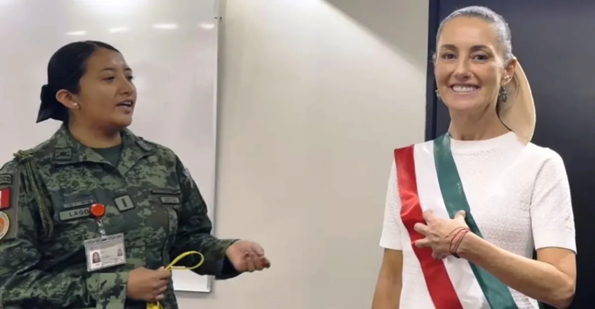 Claudia Sheinbaum se prueba la banda presidencial apoyada por mujeres del Ejército