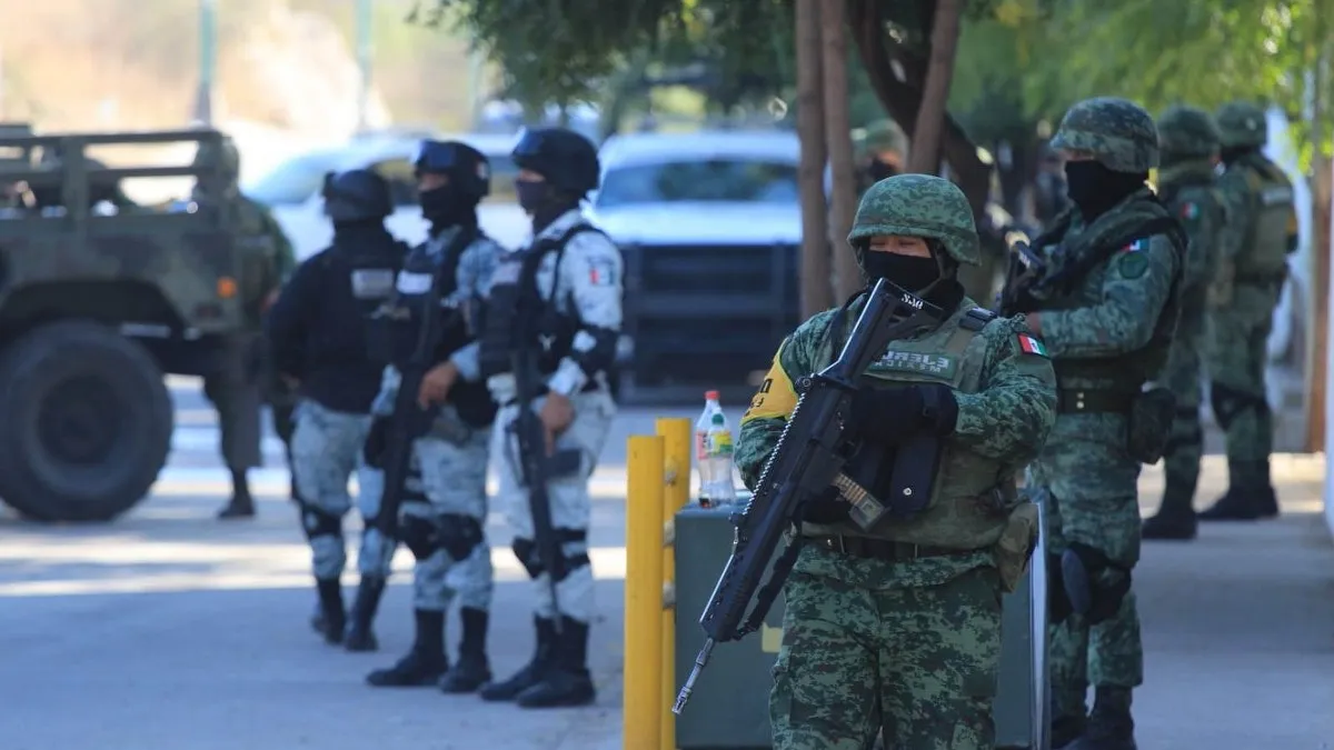 Guerra de grupos criminales se debilita en Sinaloa; FGR detiene a 40 y confisca arsenales