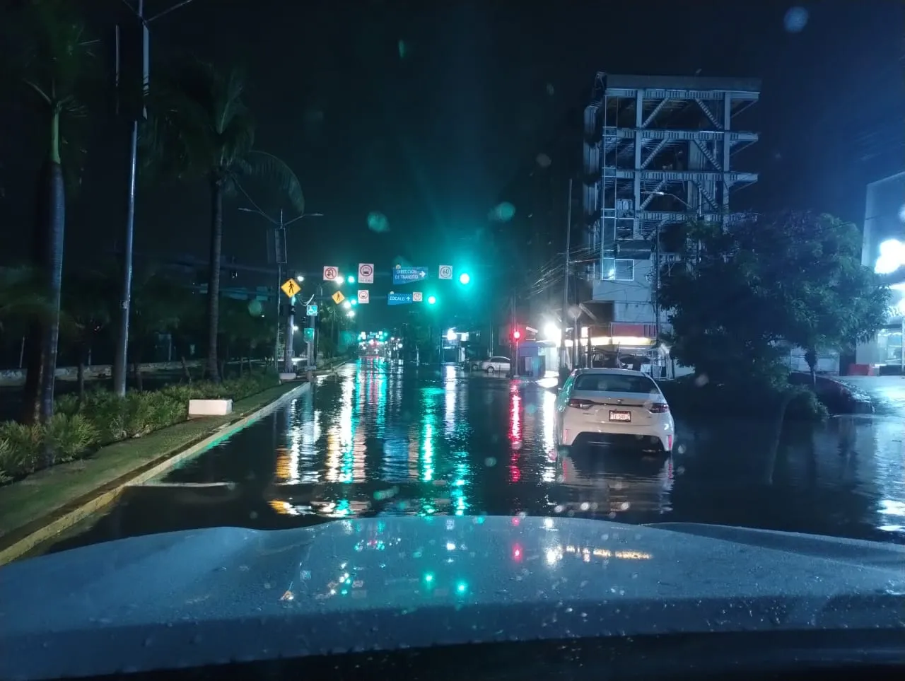 Causa John afectaciones en Acapulco: cortes de luz, inundaciones y deslaves