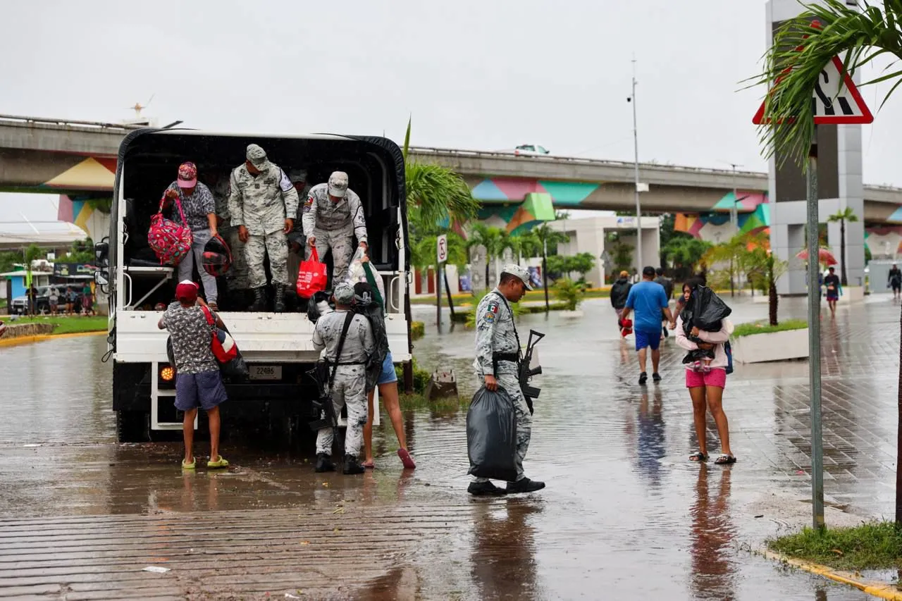 Rescatan a más de 3 mil personas de zonas inundadas en Acapulco por huracán John