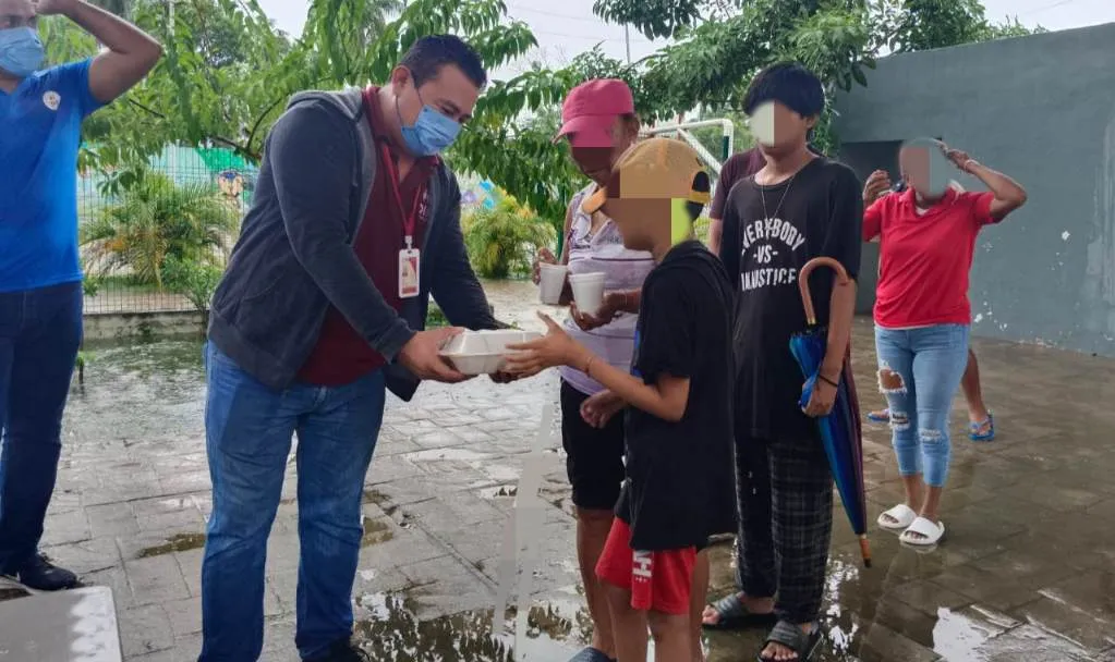 DIF Acapulco brinda apoyo alimentario y médico tras el paso de la tormenta John