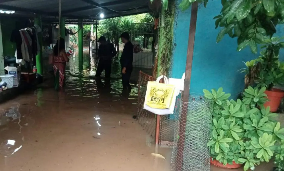 Se desbordan arroyos en Pungarabato y Coyuca de Catalán; inundan 115 casas y despliegan ayuda