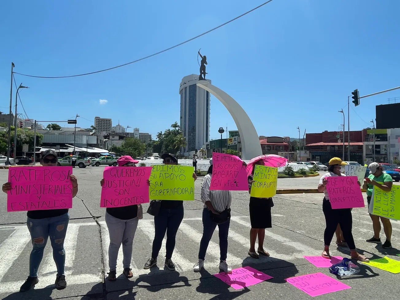 Bloquean la Costera por hermanos detenidos, tras ataque de policías en Acapulco