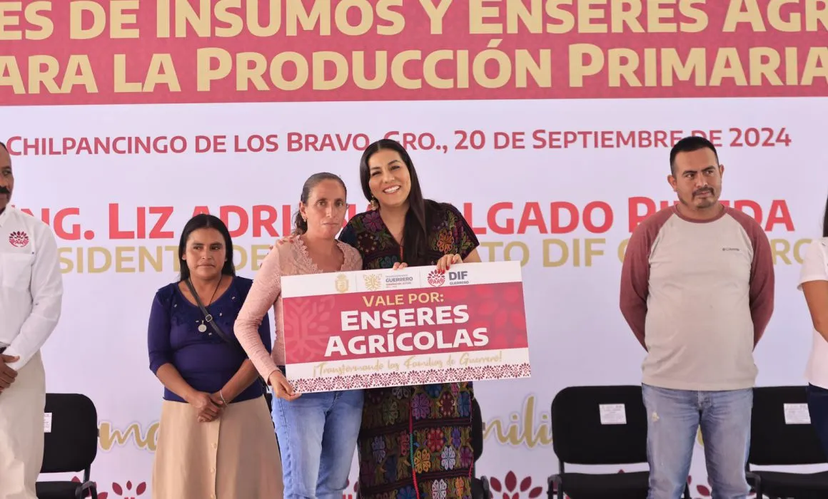 Entrega DIF Guerrero insumos y enseres agrícolas a trabajadores del campo