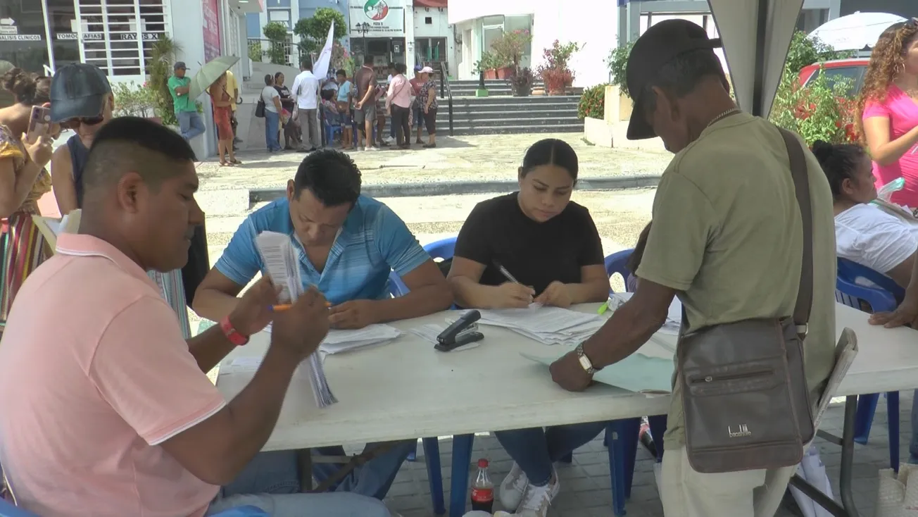 Familias exigen a AMLO la entrega de escrituras para viendas dañadas por Otis