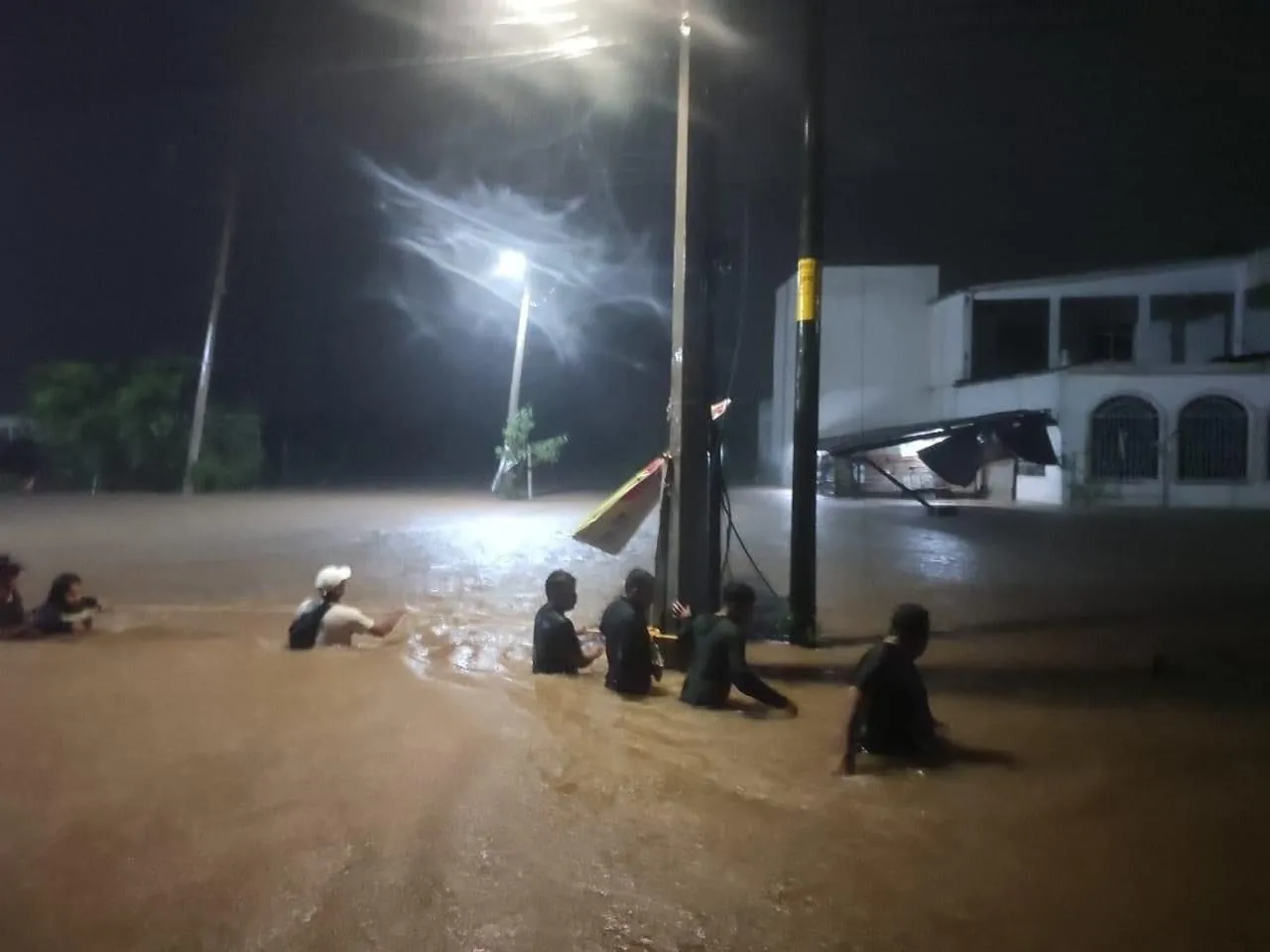 Ejército rescata a 11 personas atrapadas en inundación de la Colosio en Acapulco