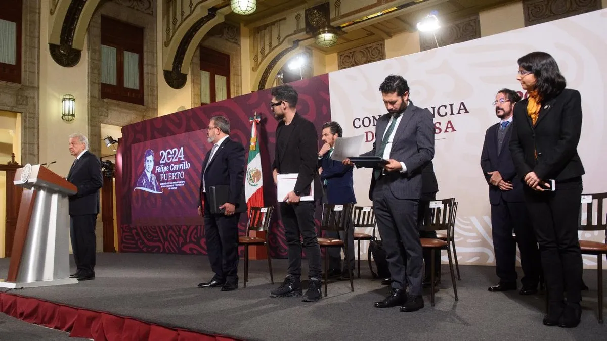 Compensación por Justicia Social beneficia a 7 mil extrabajadores del SME; AMLO firma convenio