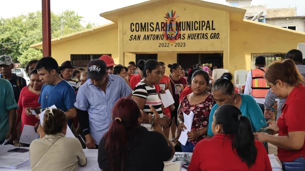 Gobierno de Guerrero distribuye ayuda alimentaria por lluvias en Tierra Caliente