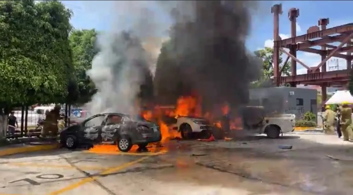 Normalistas de Ayotzinapa irrumpen en el Congreso de Guerrero e incendian vehículos