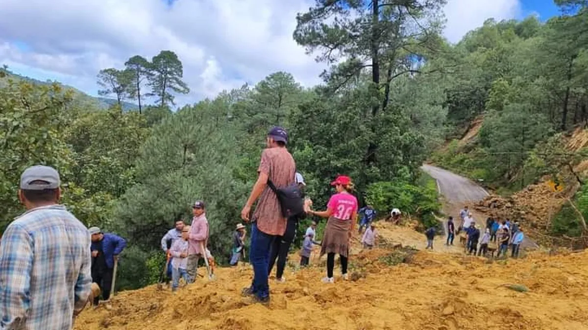 Habitantes abren con pico y pala la carretera Casa Verde-Tlacotepec, afectada por "John"