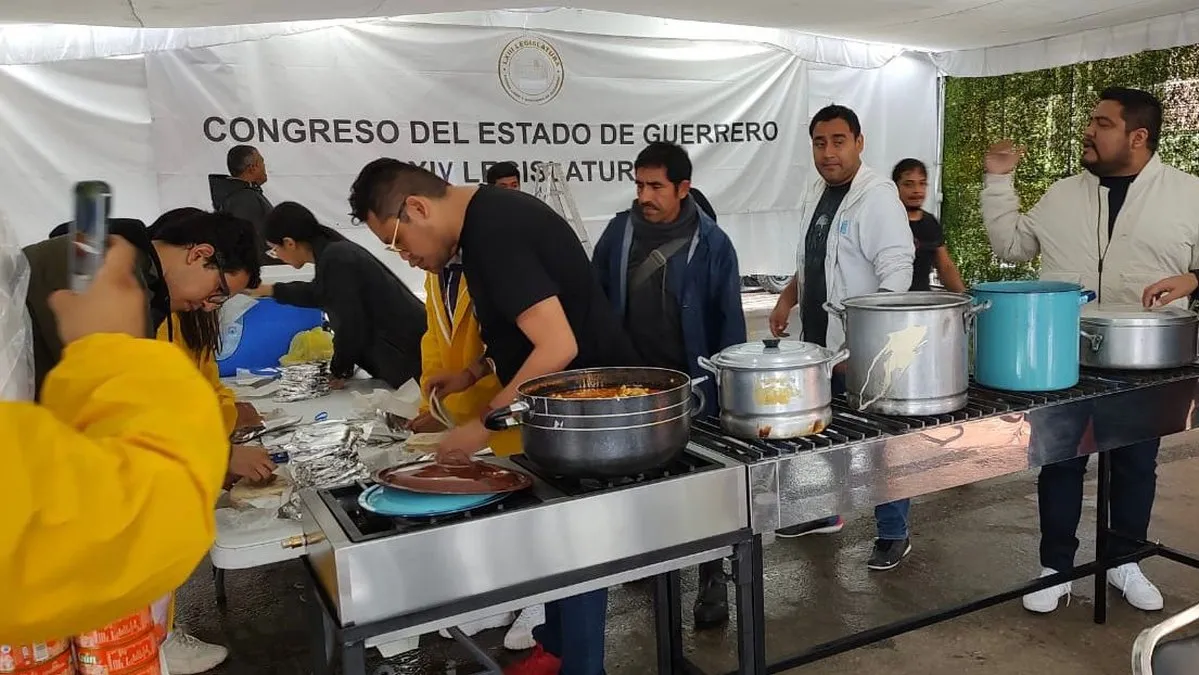 Congreso de Guerrero reparte alimentos en apoyo de población damnificada por John