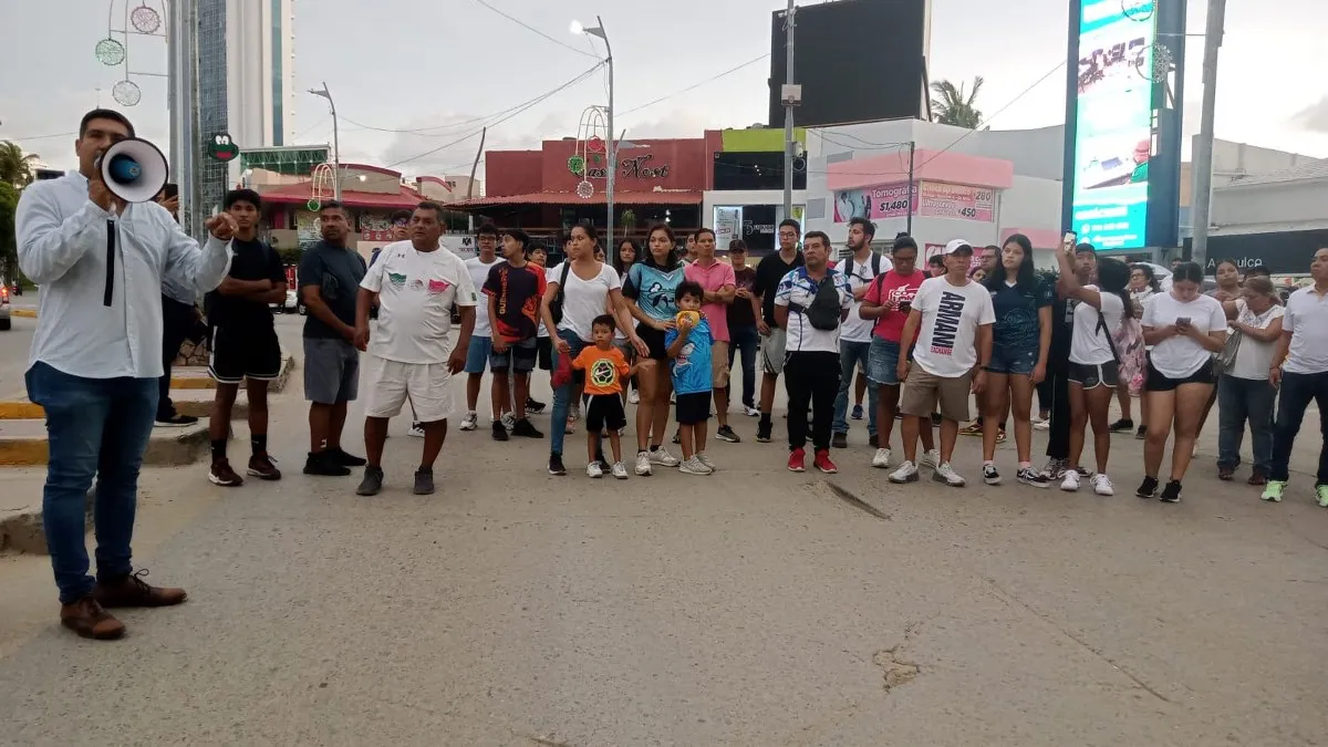 Deportistas de Acapulco bloquean la Costera; piden transparentar 220 becas