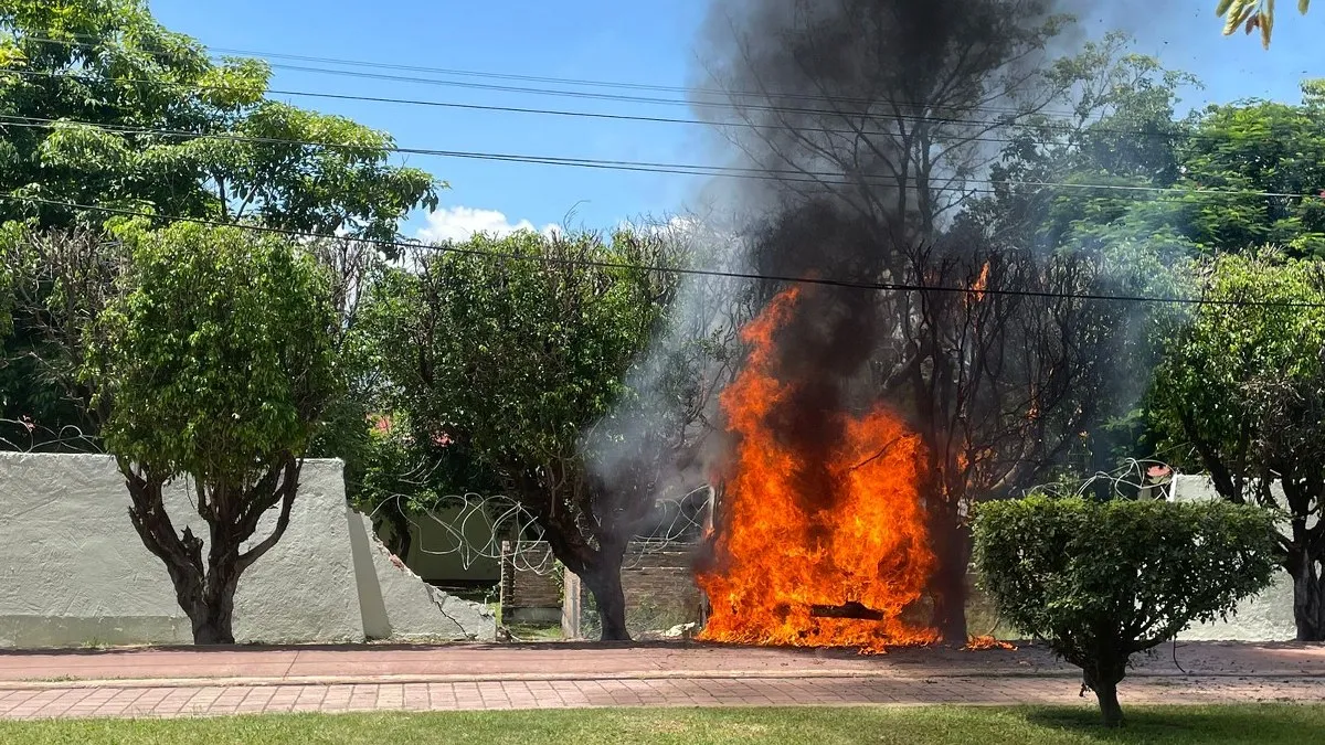 Normalistas lanzan cohetones y derriban parte de la barda del 27 Batallón de Infantería de Iguala