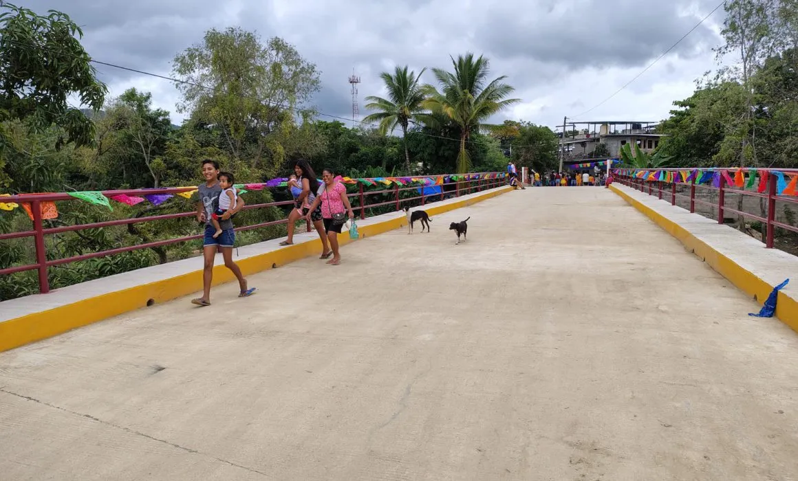 Inaugura Abelina obra de puente vehicular en Xaltianguis