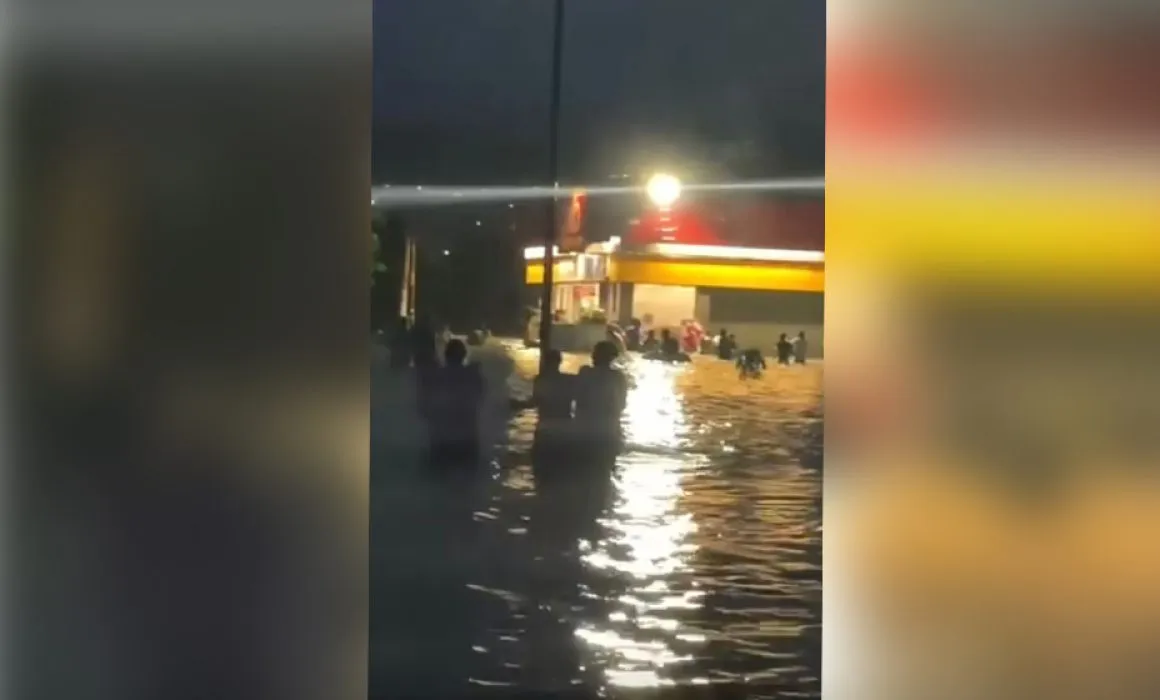 Rapiñan tiendas de autoservicio en Acapulco, ante inundaciones por John