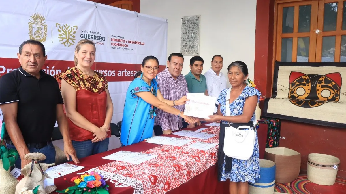 Premian en Guerrero a ganadores de concurso de tejido artesanal de Chilapa