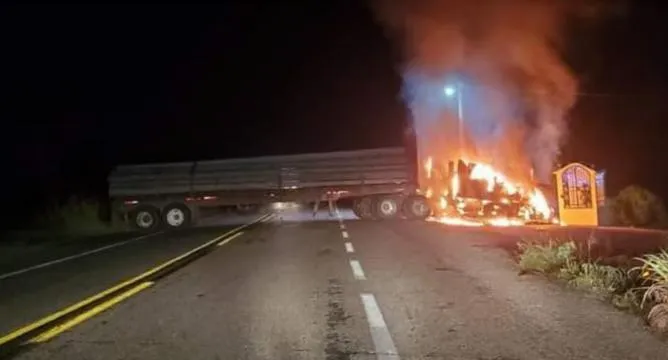 ¡Arde Guerrero otra vez!; balaceras, bloqueos e incendios de vehículos en Técpan de Galeana