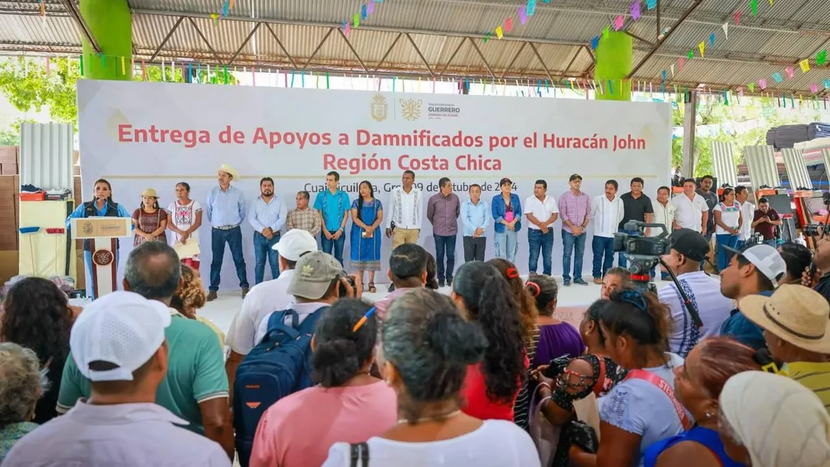 Evelyn Salgado supervisa entrega de apoyos en Costa Chica tras huracán John