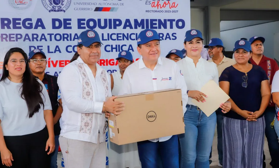 Javier Saldaña entrega equipamiento a planteles de la UAGro afectados por John