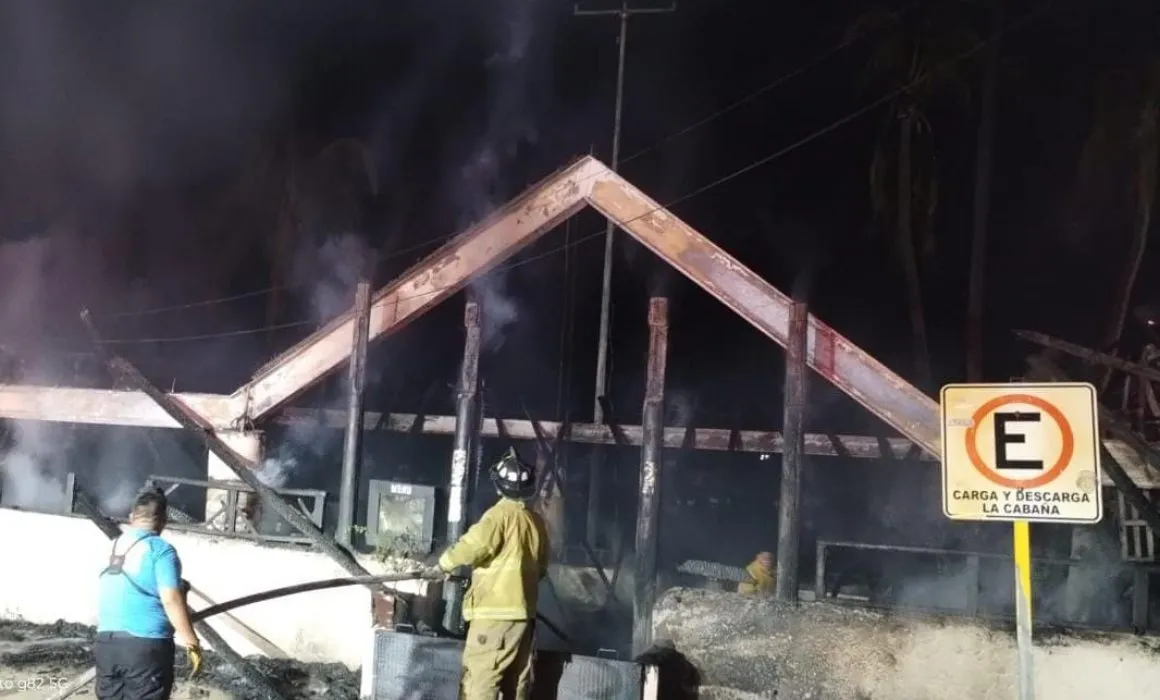 Se quema el restaurante La Cabaña de Caleta; bomberos de Acapulco reportan pérdida total