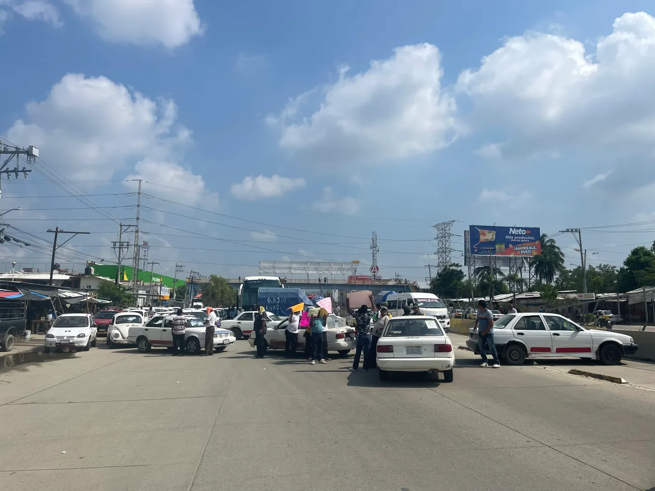 Bloquean en Las Cruces para exigir seguridad tras asesinato de taxistas en Acapulco