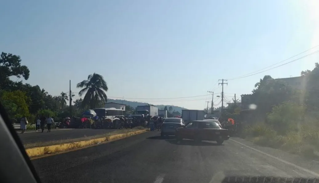 Cierran la carretera Acapulco - Pinotepa Nacional en El Bejuco; exigen censo por daños de John