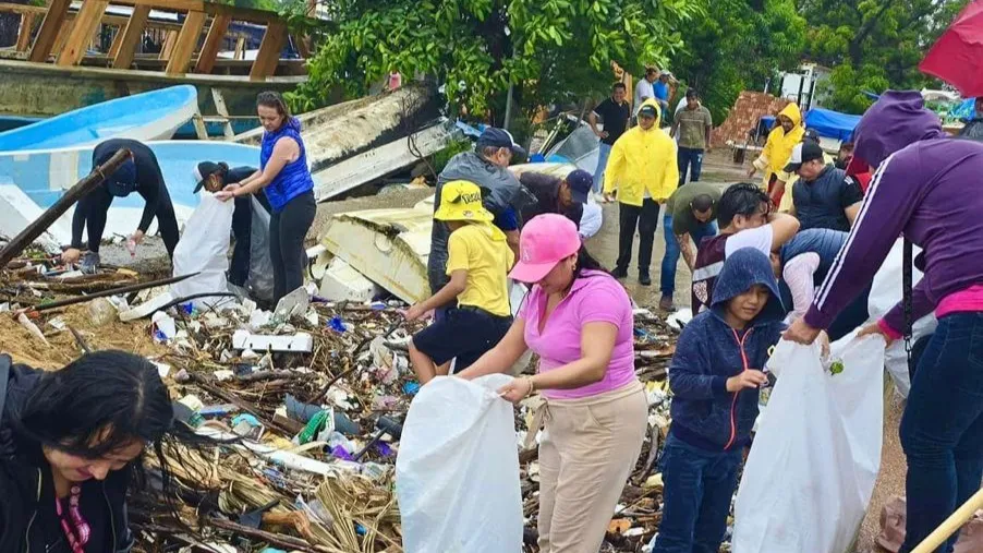 Realiza gobierno de Guerrero limpieza de playas en Acapulco tras huracán John