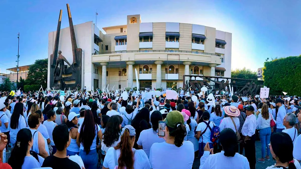 Marchan en Chilpancingo para exigir justicia por el asesinato de Alejandro Arcos Catalán