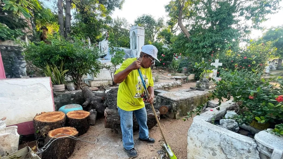 Gobierno de Acapulco intensifica limpieza en panteones ante Día de Muertos