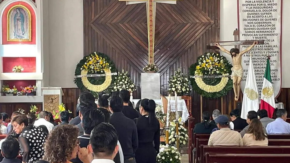 Despiden a Alejandro Arcos Catalán en la Iglesia de la Santa Cruz en Chilpancingo