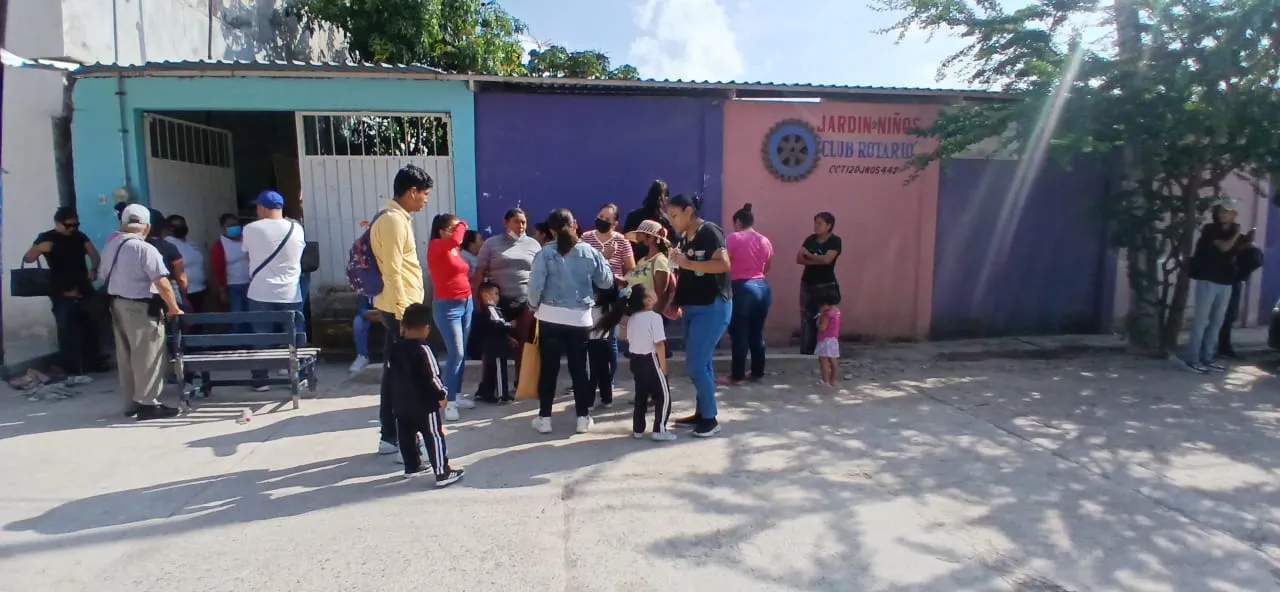 Protestan para exigir la limpieza de un kinder afectado por John en Chilpancingo