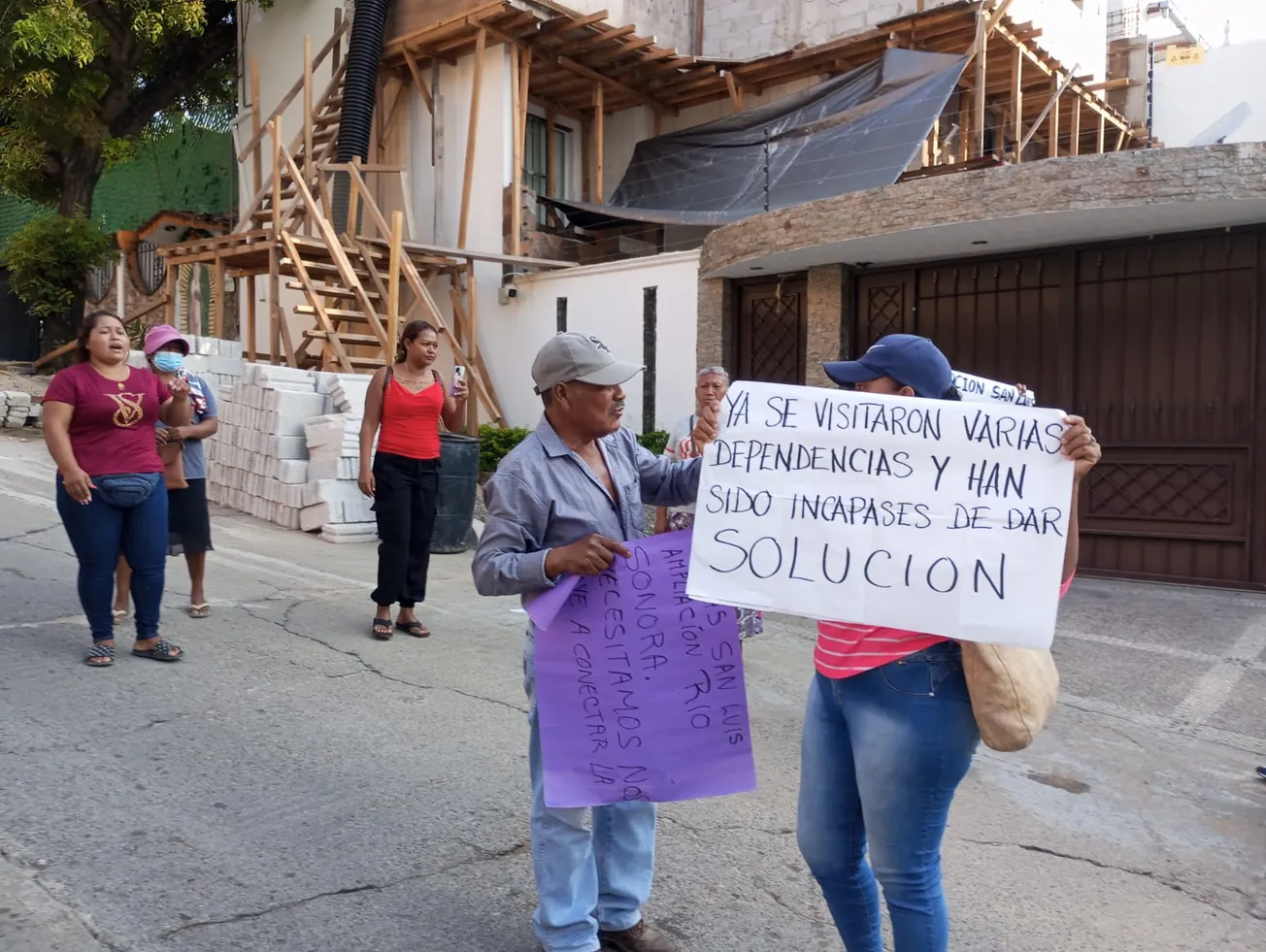 Bloquean otra vez en la casa de la alcaldesa; exigen luz en una colonia de Acapulco