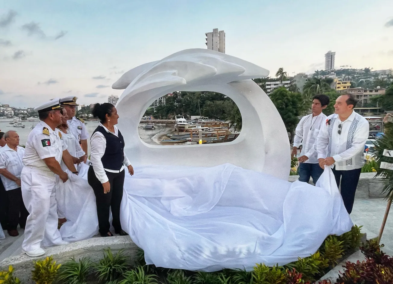 Alcaldesa devela en el Paseo del Pescador la escultura “Viento en reposo” en honor a víctimas de Otis