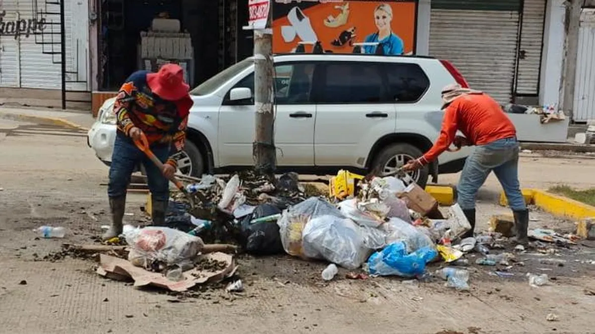 Recolectan en Acapulco más de mil toneladas de basura tras paso de John