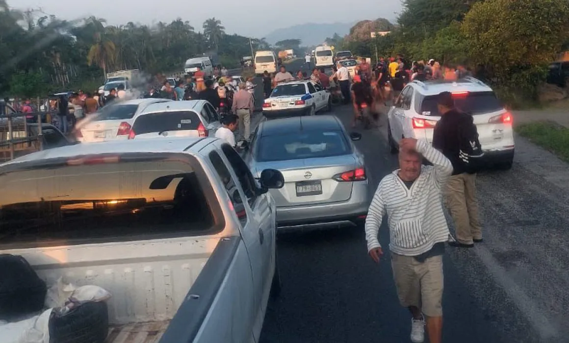 Bloquean carretera en El Bejuco; acusan exclusión de censo en Acapulco