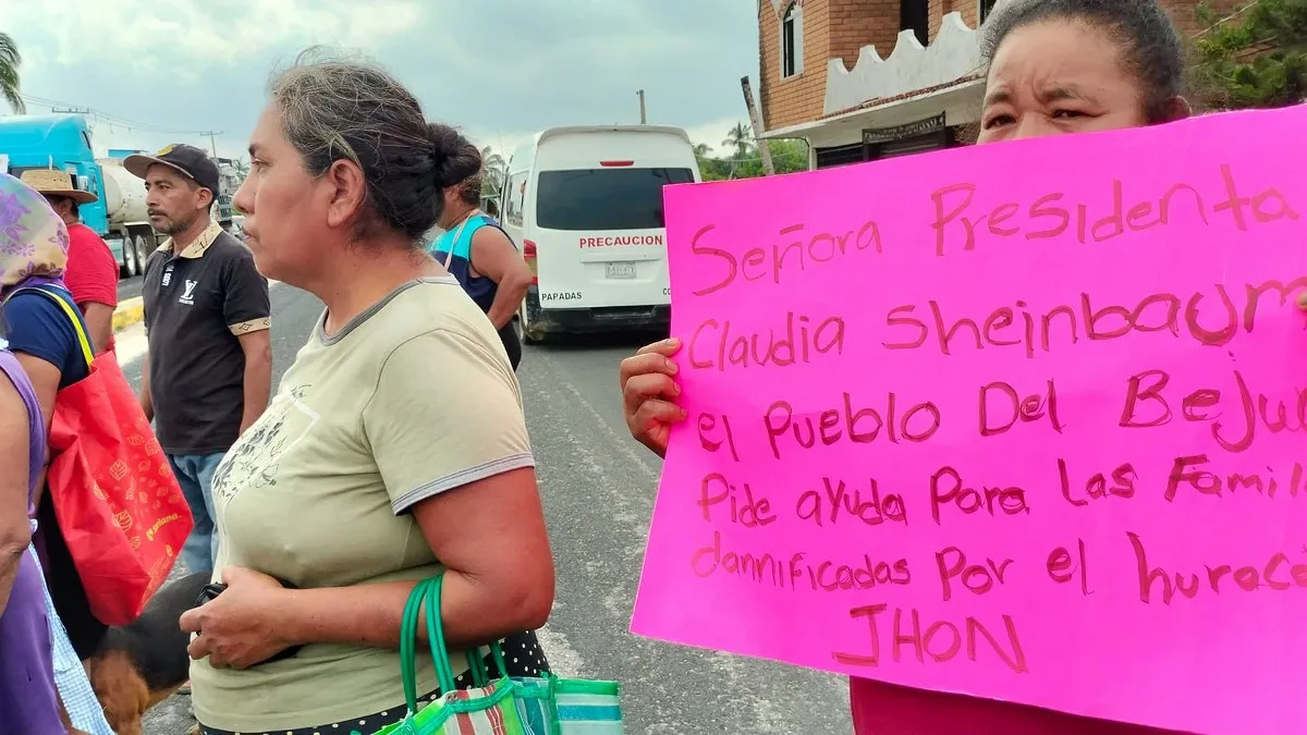 Habitantes de poblados de Acapulco bloquean carretera; exigen a Sheinbaum apoyo por John