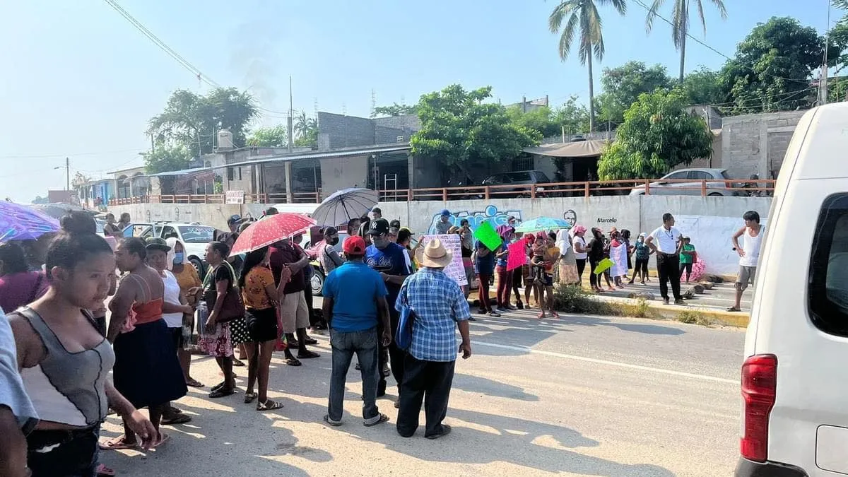 Comunidades rurales bloquean carretera Acapulco-Pinotepa exigiendo apoyo tras huracán John