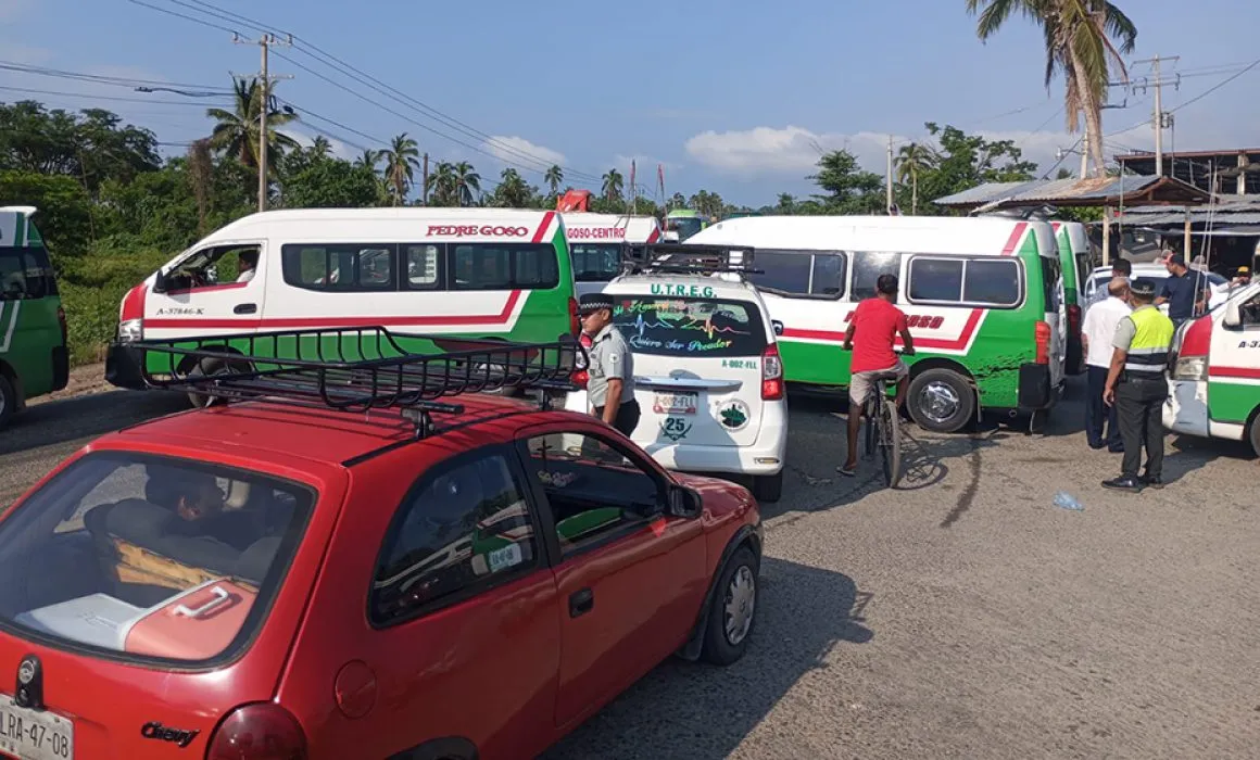 Bloquean transportistas la Acapulco-Zihuatanejo para exigir censo