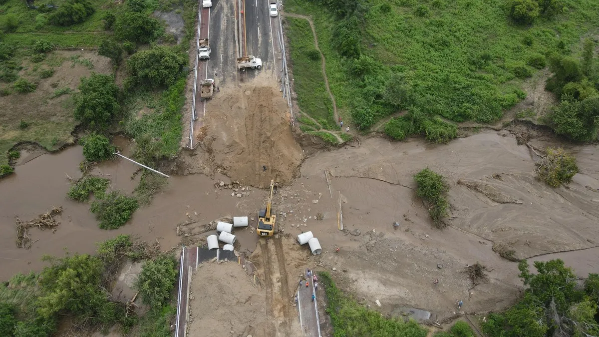 Avanza gobierno de Guerrero en la rehabilitación de caminos dañados por John en Chilapa