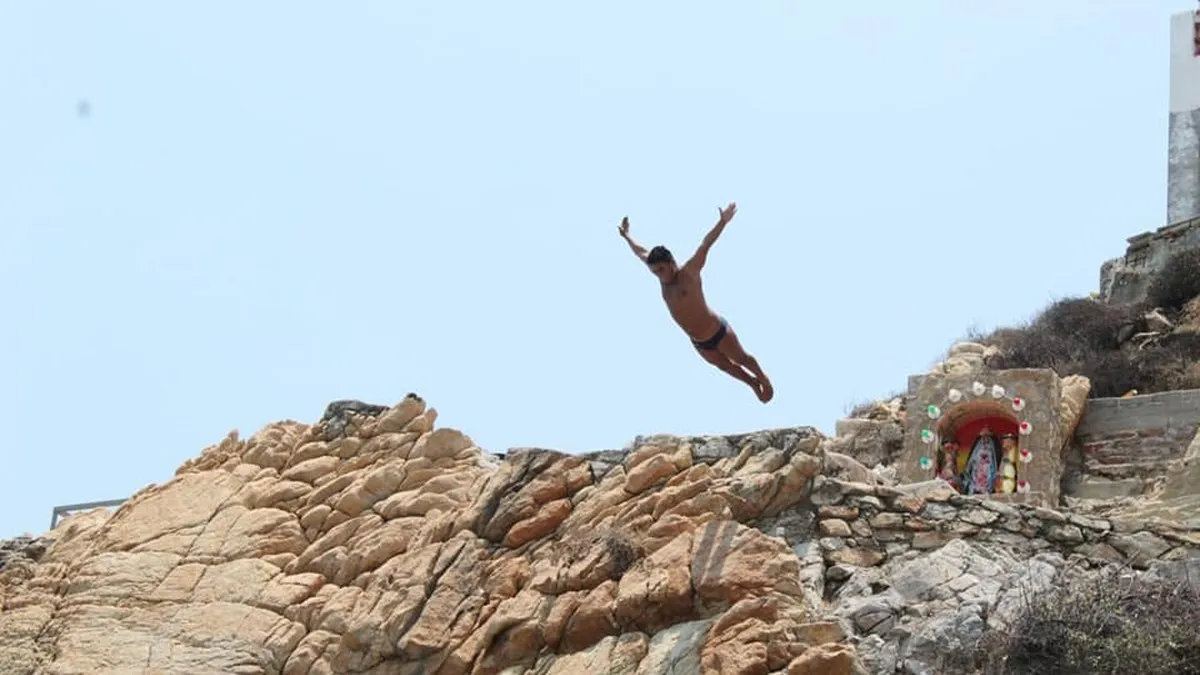 Reinician los clavados en La Quebrada de Acapulco tras suspensión por John