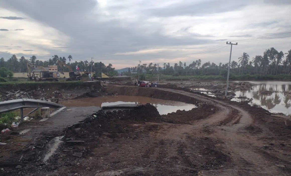 Habilitan un camino provicional en Coyuca de Benítez para cruzar a la Costa Grande