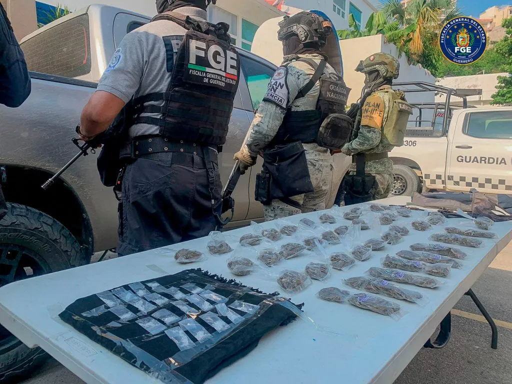 FGE asegura vehículo con 41 dosis de marihuana y 19 de cristal en Acapulco