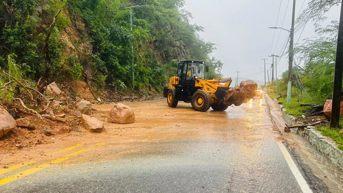 Retiran más de 1,343 metros cúbicos de escombros en la Escénica de Acapulco tras huracán John